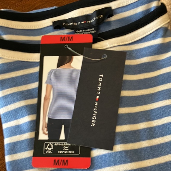 NWT TOMMY HILFIGER TEE.  FREE 🐝     WITH ANY PURCHASE OVER $20. - Picture 9 of 9